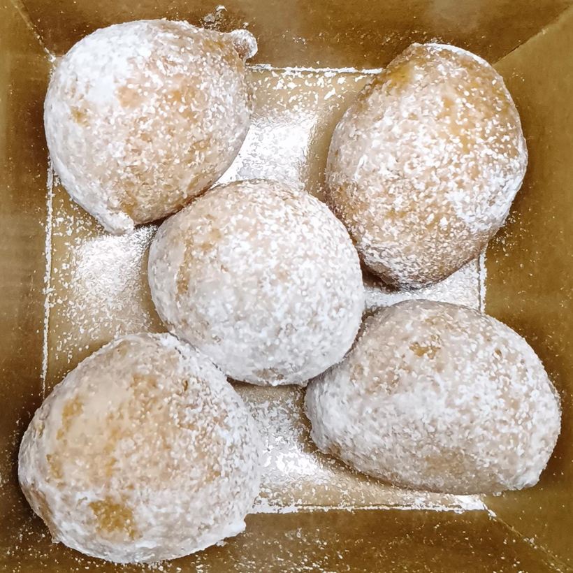 Puff puff dusted with icing sugar